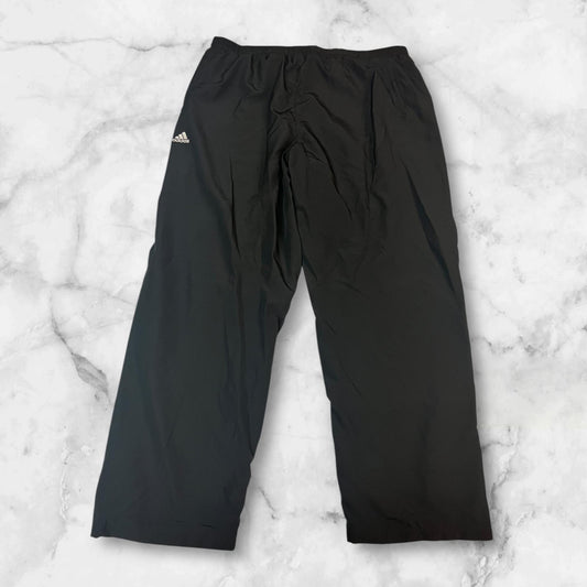 Entdecke unsere Vintage Track Pants von Nike und anderen Marken, erhältlich bei Valuxery.de - Dein Shop für trendige Vintage - Kleidung. Unsere Track Pants sind aus hochwertigen Materialien und