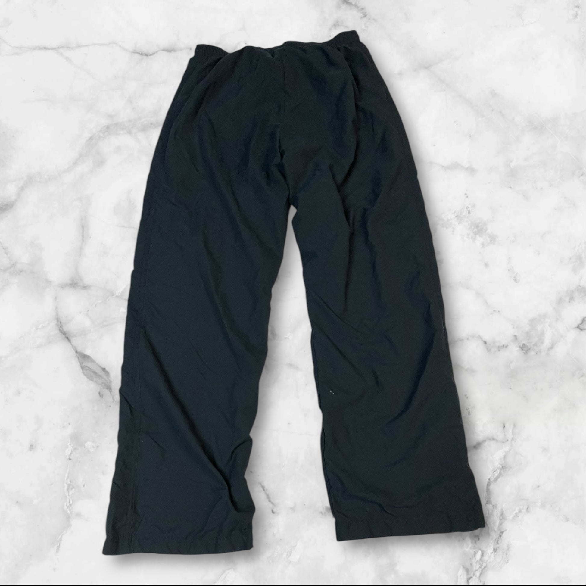 Entdecke unsere Vintage Track Pants von Nike und anderen Marken, erhältlich bei Valuxery.de - Dein Shop für trendige Vintage - Kleidung. Unsere Track Pants sind aus hochwertigen Materialien und