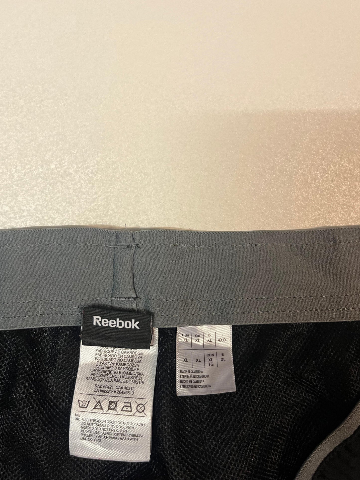 Entdecke unsere Vintage Track Pants von Nike und anderen Marken, erhältlich bei Valuxery.de - Dein Shop für trendige Vintage - Kleidung. Unsere Track Pants sind aus hochwertigen Materialien und