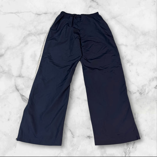 Entdecke unsere Vintage Track Pants von Nike und anderen Marken, erhältlich bei Valuxery.de - Dein Shop für trendige Vintage - Kleidung. Unsere Track Pants sind aus hochwertigen Materialien und