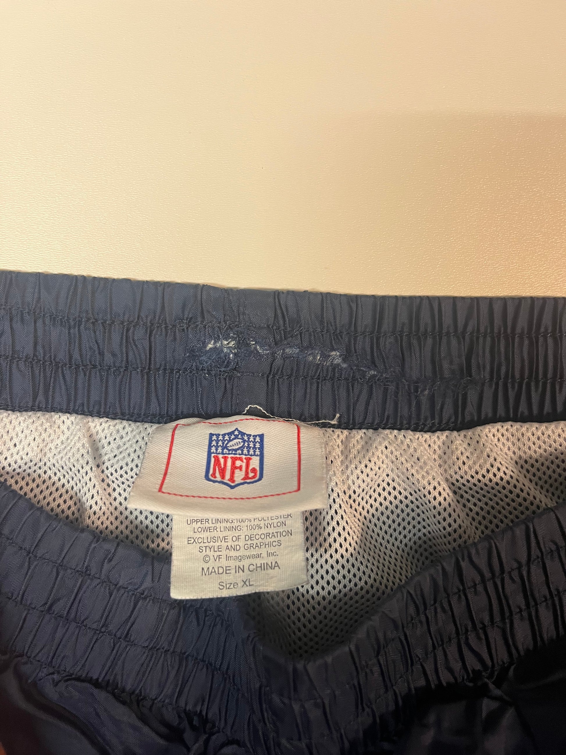 Entdecke unsere Vintage Track Pants von Nike und anderen Marken, erhältlich bei Valuxery.de - Dein Shop für trendige Vintage - Kleidung. Unsere Track Pants sind aus hochwertigen Materialien und