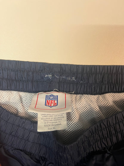 Entdecke unsere Vintage Track Pants von Nike und anderen Marken, erhältlich bei Valuxery.de - Dein Shop für trendige Vintage - Kleidung. Unsere Track Pants sind aus hochwertigen Materialien und