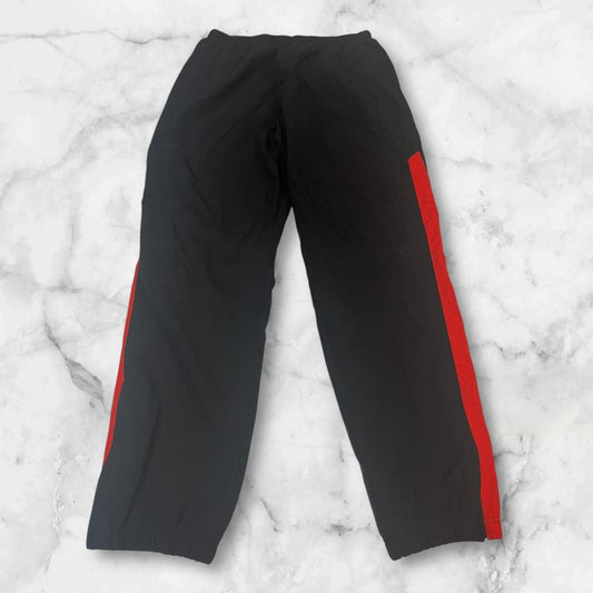 Entdecke unsere Vintage Track Pants von Nike und anderen Marken, erhältlich bei Valuxery.de - Dein Shop für trendige Vintage - Kleidung. Unsere Track Pants sind aus hochwertigen Materialien und