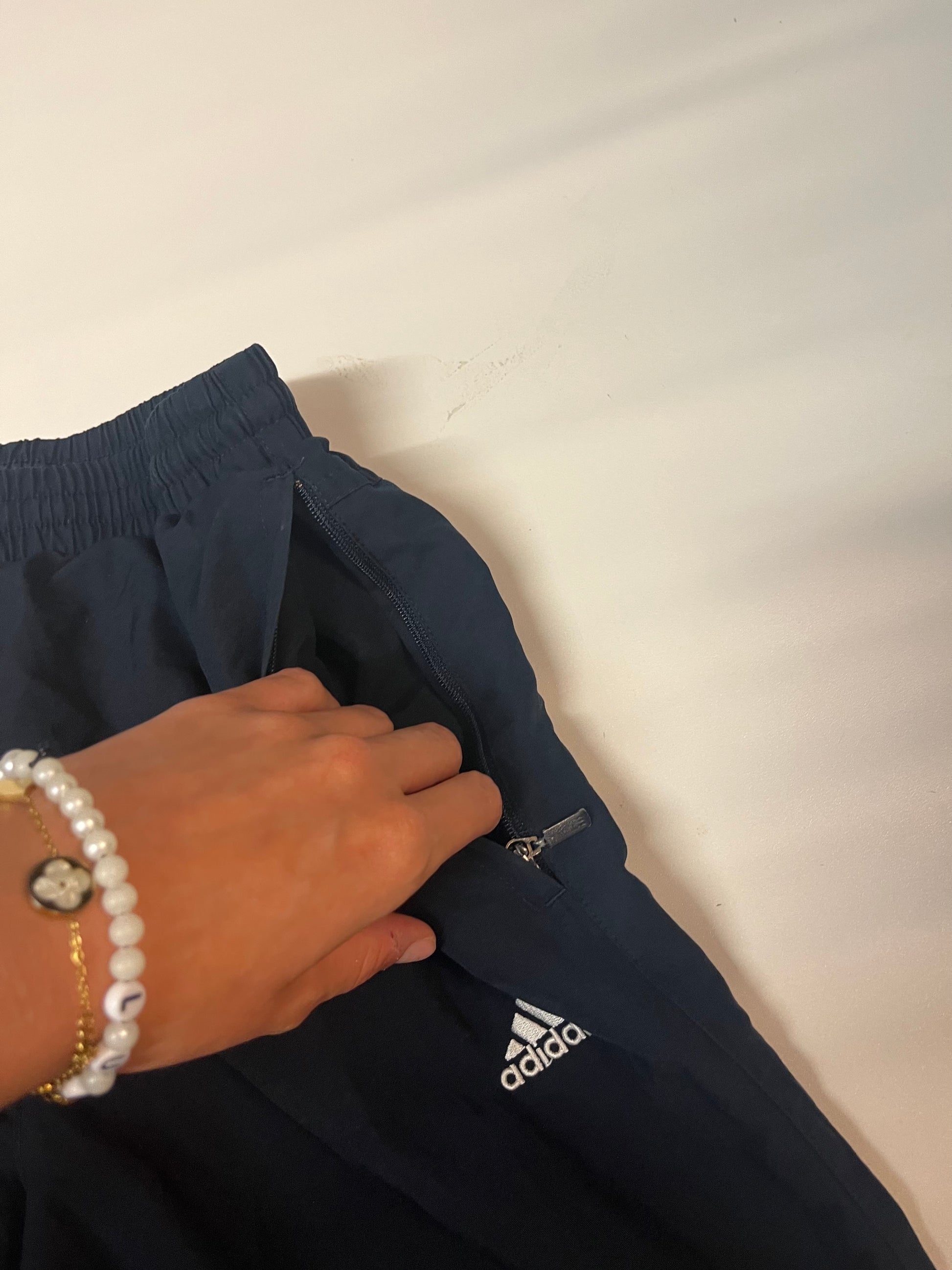 Entdecke unsere Vintage Track Pants von Nike und anderen Marken, erhältlich bei Valuxery.de - Dein Shop für trendige Vintage - Kleidung. Unsere Track Pants sind aus hochwertigen Materialien und