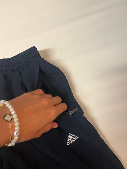 Entdecke unsere Vintage Track Pants von Nike und anderen Marken, erhältlich bei Valuxery.de - Dein Shop für trendige Vintage - Kleidung. Unsere Track Pants sind aus hochwertigen Materialien und