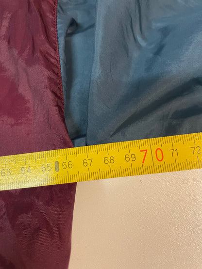 Entdecke unsere Vintage Track Pants von Nike und anderen Marken, erhältlich bei Valuxery.de - Dein Shop für trendige Vintage - Kleidung. Unsere Track Pants sind aus hochwertigen Materialien und