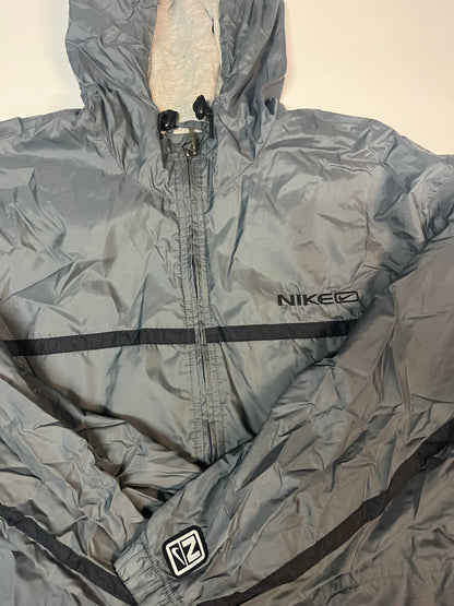 Entdecke unsere Vintage Track Pants von Nike und anderen Marken, erhältlich bei Valuxery.de - Dein Shop für trendige Vintage - Kleidung. Unsere Track Pants sind aus hochwertigen Materialien und