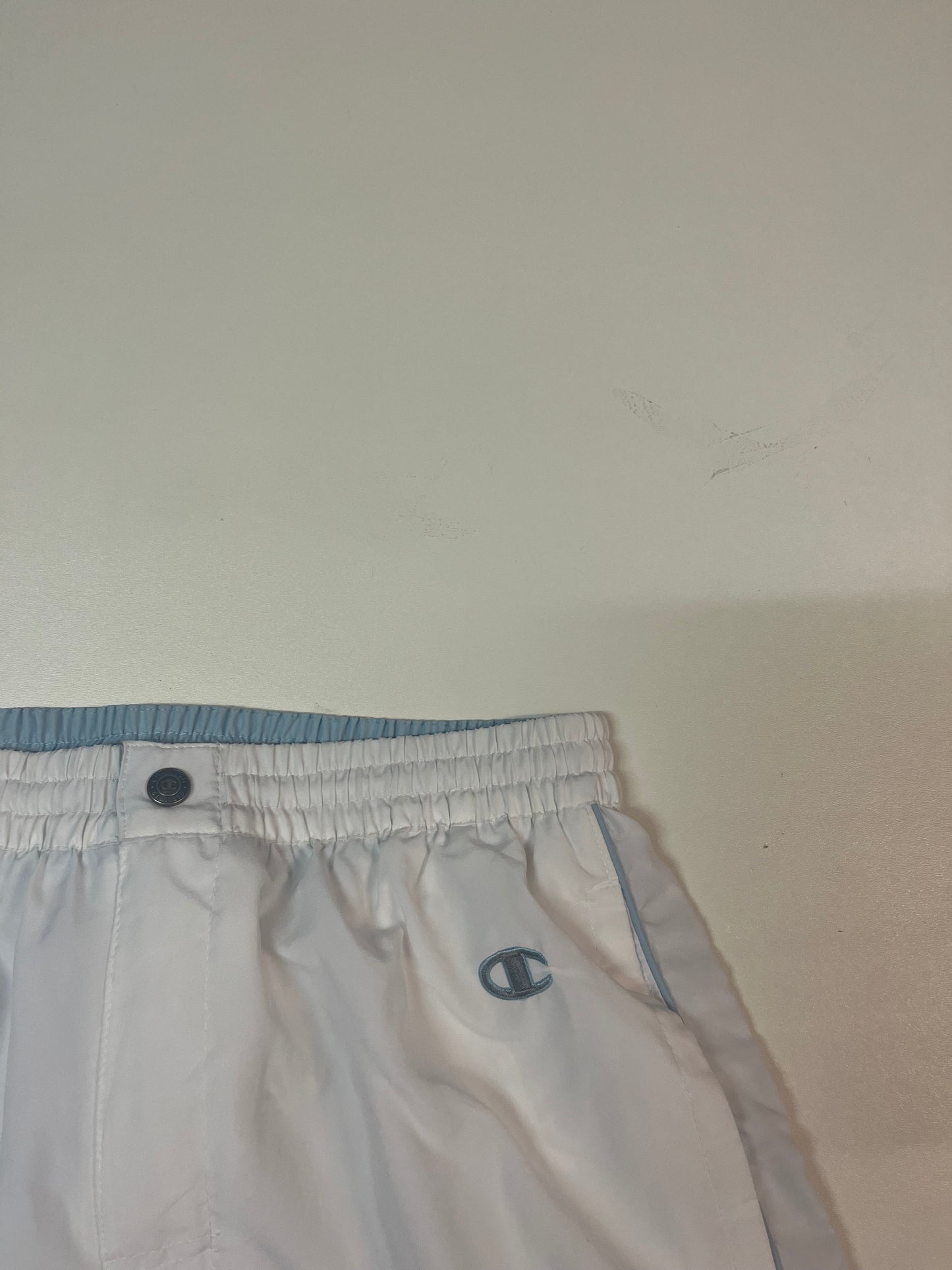 Entdecke unsere Vintage Track Pants von Nike und anderen Marken, erhältlich bei Valuxery.de - Dein Shop für trendige Vintage - Kleidung. Unsere Track Pants sind aus hochwertigen Materialien und