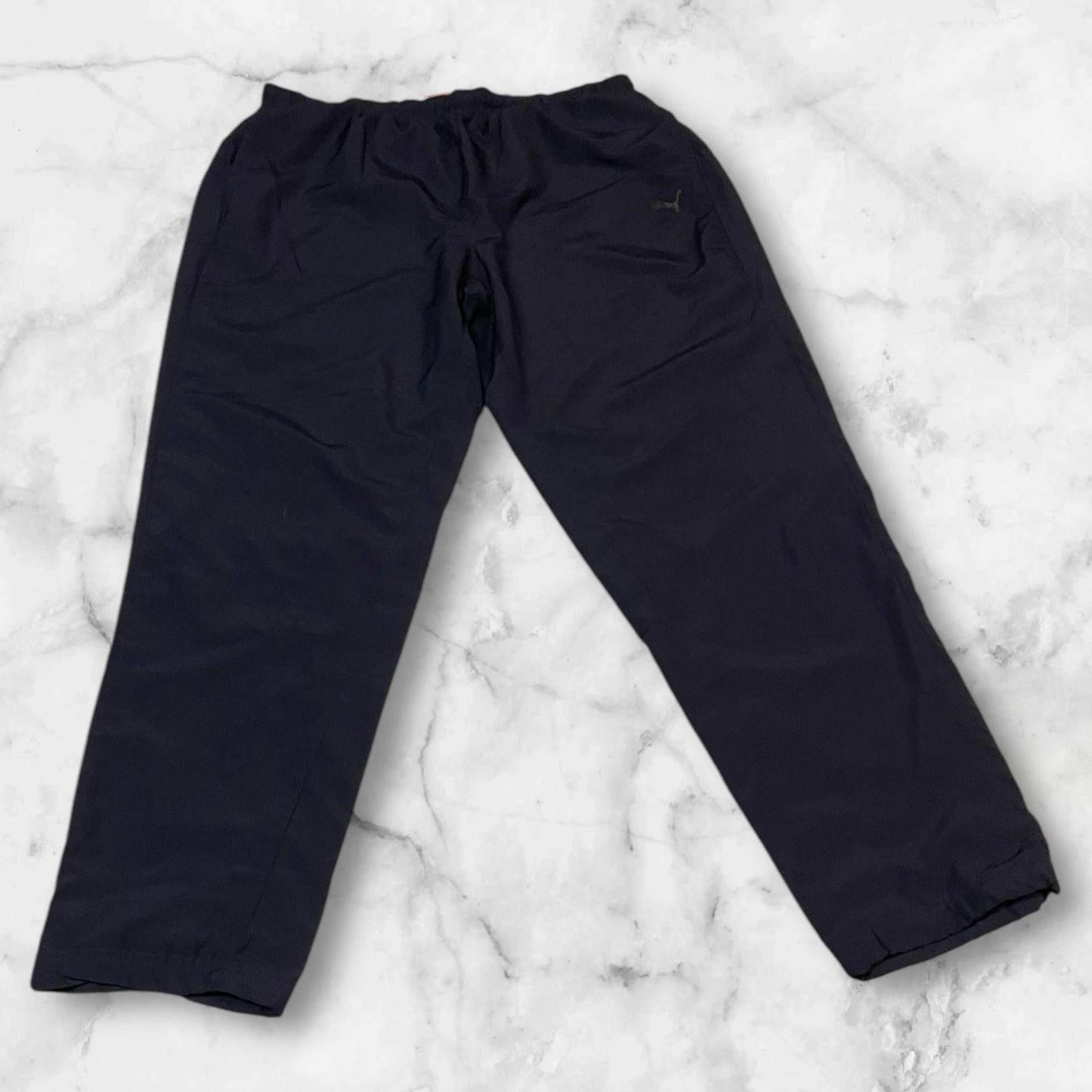 Entdecke unsere Vintage Track Pants von Nike und anderen Marken, erhältlich bei Valuxery.de - Dein Shop für trendige Vintage - Kleidung. Unsere Track Pants sind aus hochwertigen Materialien und
