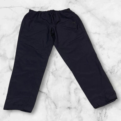 Entdecke unsere Vintage Track Pants von Nike und anderen Marken, erhältlich bei Valuxery.de - Dein Shop für trendige Vintage - Kleidung. Unsere Track Pants sind aus hochwertigen Materialien und