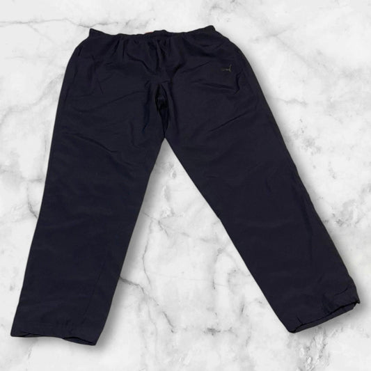 Entdecke unsere Vintage Track Pants von Nike und anderen Marken, erhältlich bei Valuxery.de - Dein Shop für trendige Vintage - Kleidung. Unsere Track Pants sind aus hochwertigen Materialien und