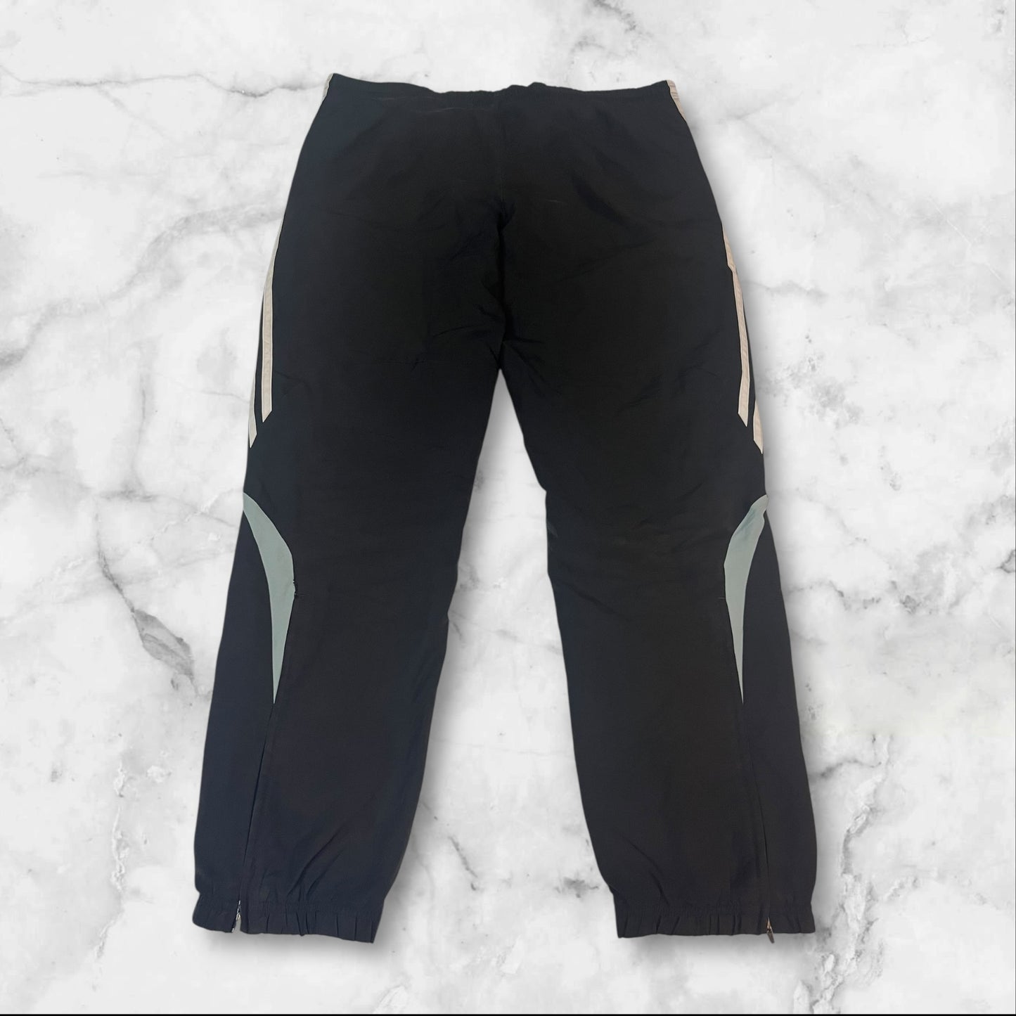 Entdecke unsere Vintage Track Pants von Nike und anderen Marken, erhältlich bei Valuxery.de - Dein Shop für trendige Vintage - Kleidung. Unsere Track Pants sind aus hochwertigen Materialien und