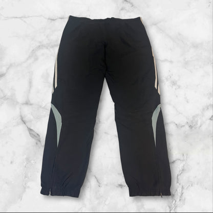 Entdecke unsere Vintage Track Pants von Nike und anderen Marken, erhältlich bei Valuxery.de - Dein Shop für trendige Vintage - Kleidung. Unsere Track Pants sind aus hochwertigen Materialien und