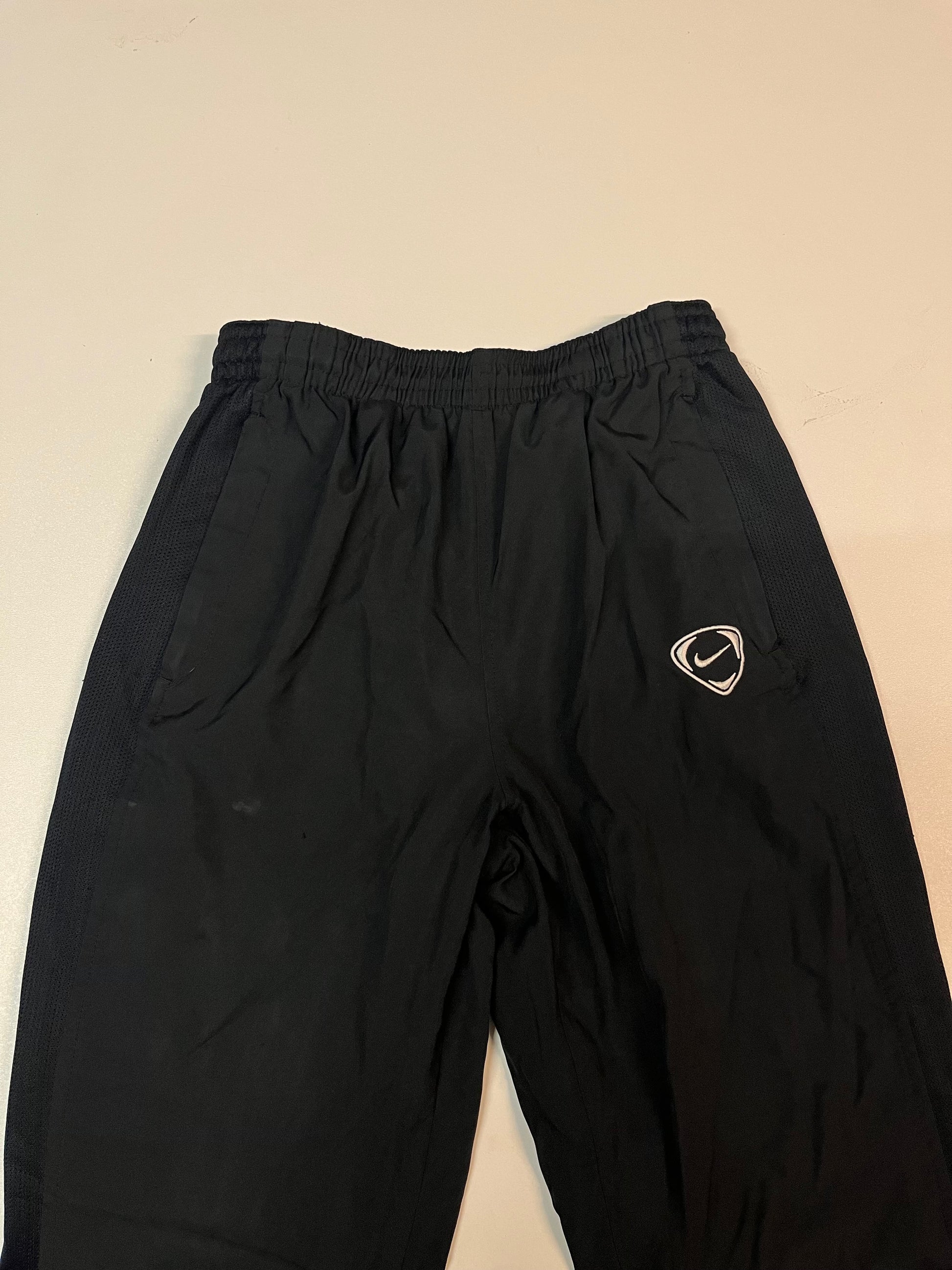 Entdecke unsere Vintage Track Pants von Nike und anderen Marken, erhältlich bei Valuxery.de - Dein Shop für trendige Vintage - Kleidung. Unsere Track Pants sind aus hochwertigen Materialien und