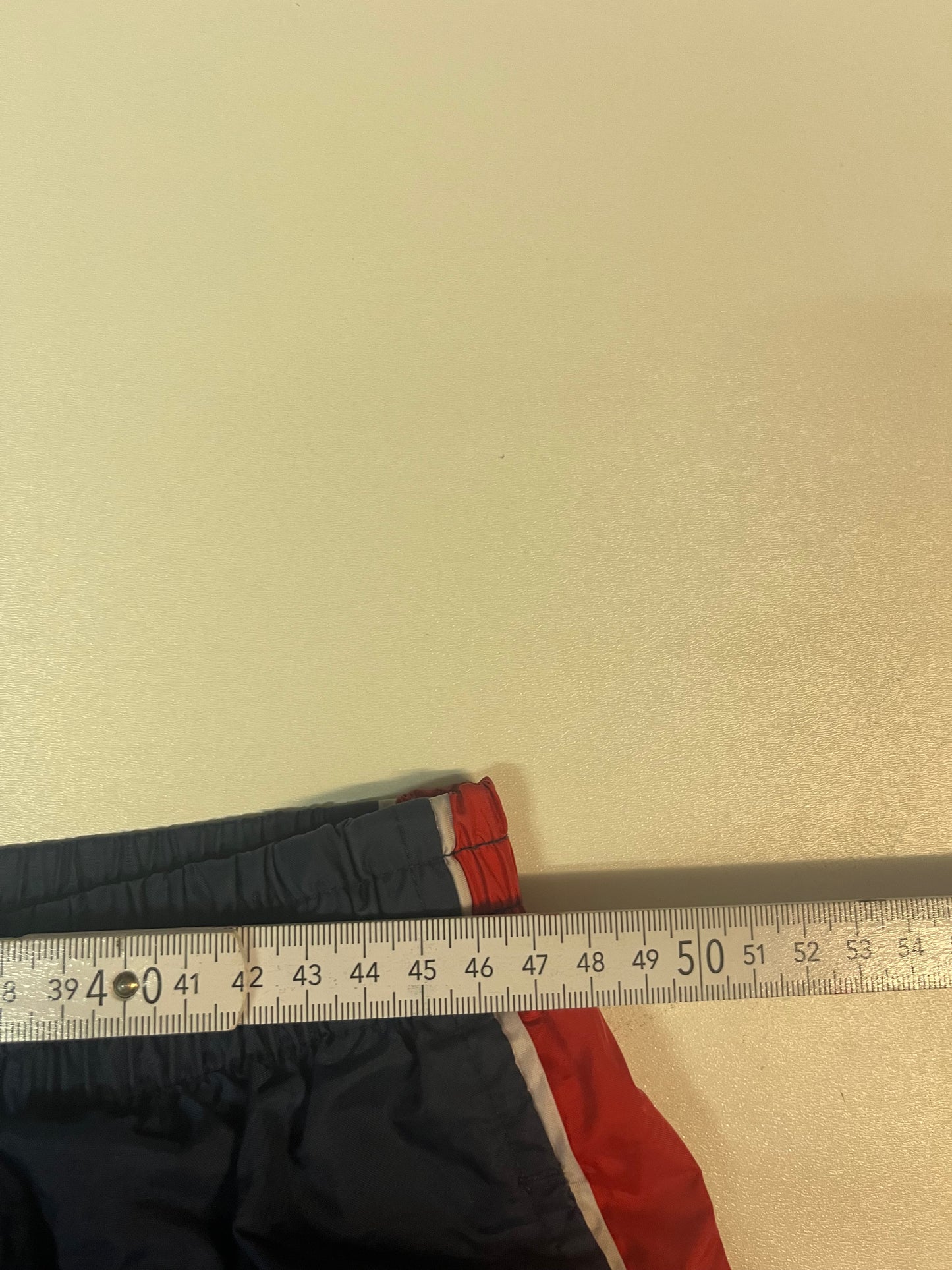 Entdecke unsere Vintage Track Pants von Nike und anderen Marken, erhältlich bei Valuxery.de - Dein Shop für trendige Vintage - Kleidung. Unsere Track Pants sind aus hochwertigen Materialien und