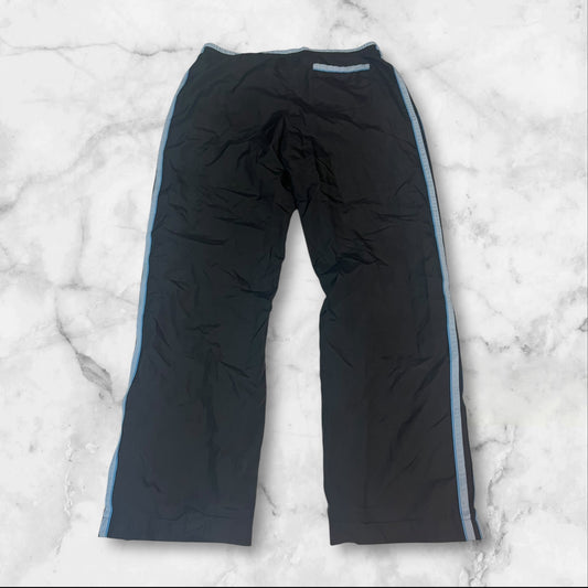 Entdecke unsere Vintage Track Pants von Nike und anderen Marken, erhältlich bei Valuxery.de - Dein Shop für trendige Vintage - Kleidung. Unsere Track Pants sind aus hochwertigen Materialien und