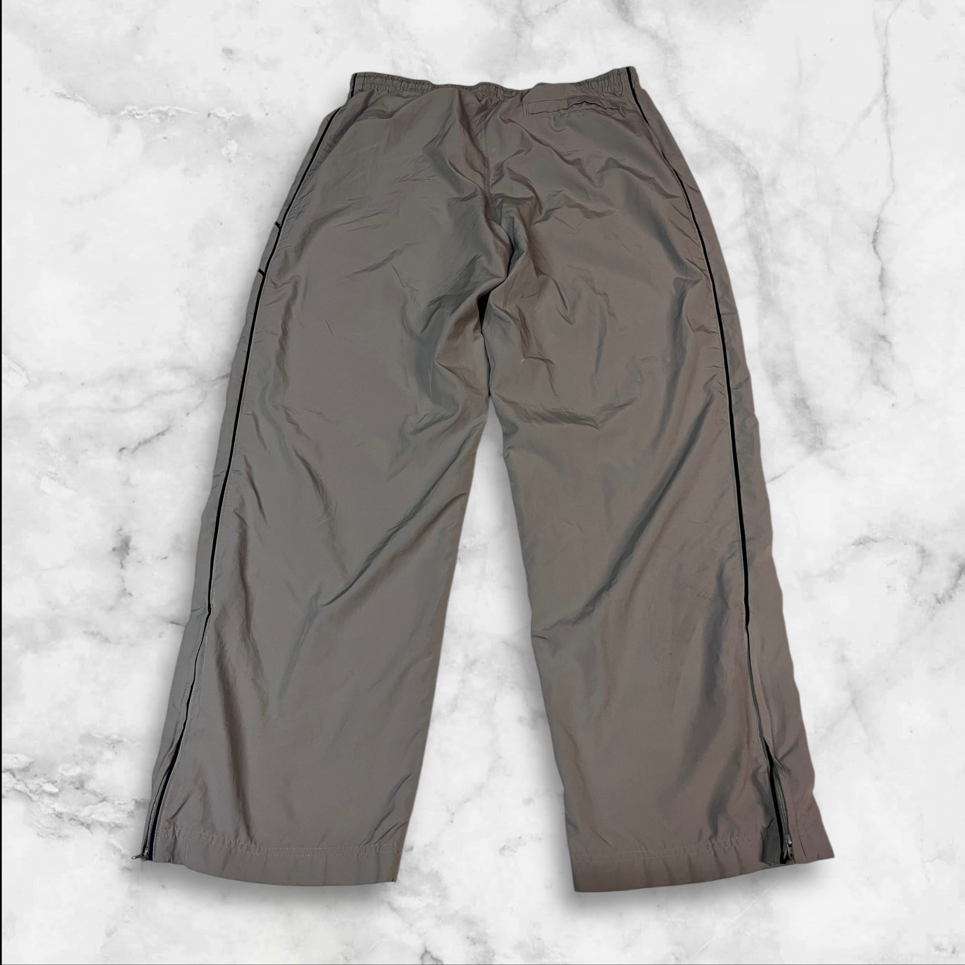 Entdecke unsere Vintage Track Pants von Nike und anderen Marken, erhältlich bei Valuxery.de - Dein Shop für trendige Vintage - Kleidung. Unsere Track Pants sind aus hochwertigen Materialien und