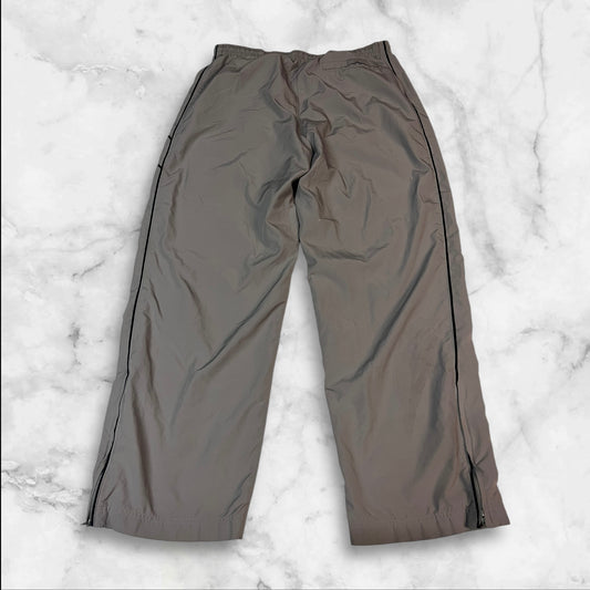 Entdecke unsere Vintage Track Pants von Nike und anderen Marken, erhältlich bei Valuxery.de - Dein Shop für trendige Vintage - Kleidung. Unsere Track Pants sind aus hochwertigen Materialien und