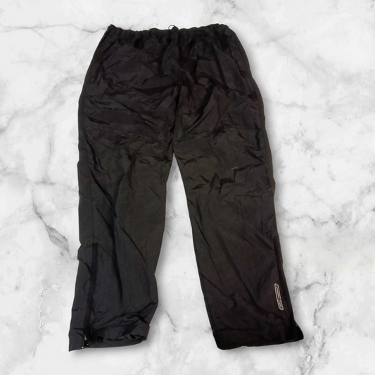 Entdecke unsere Vintage Track Pants von Nike und anderen Marken, erhältlich bei Valuxery.de - Dein Shop für trendige Vintage - Kleidung. Unsere Track Pants sind aus hochwertigen Materialien und