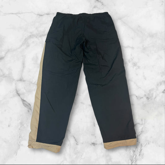 Entdecke unsere Vintage Track Pants von Nike und anderen Marken, erhältlich bei Valuxery.de - Dein Shop für trendige Vintage - Kleidung. Unsere Track Pants sind aus hochwertigen Materialien und