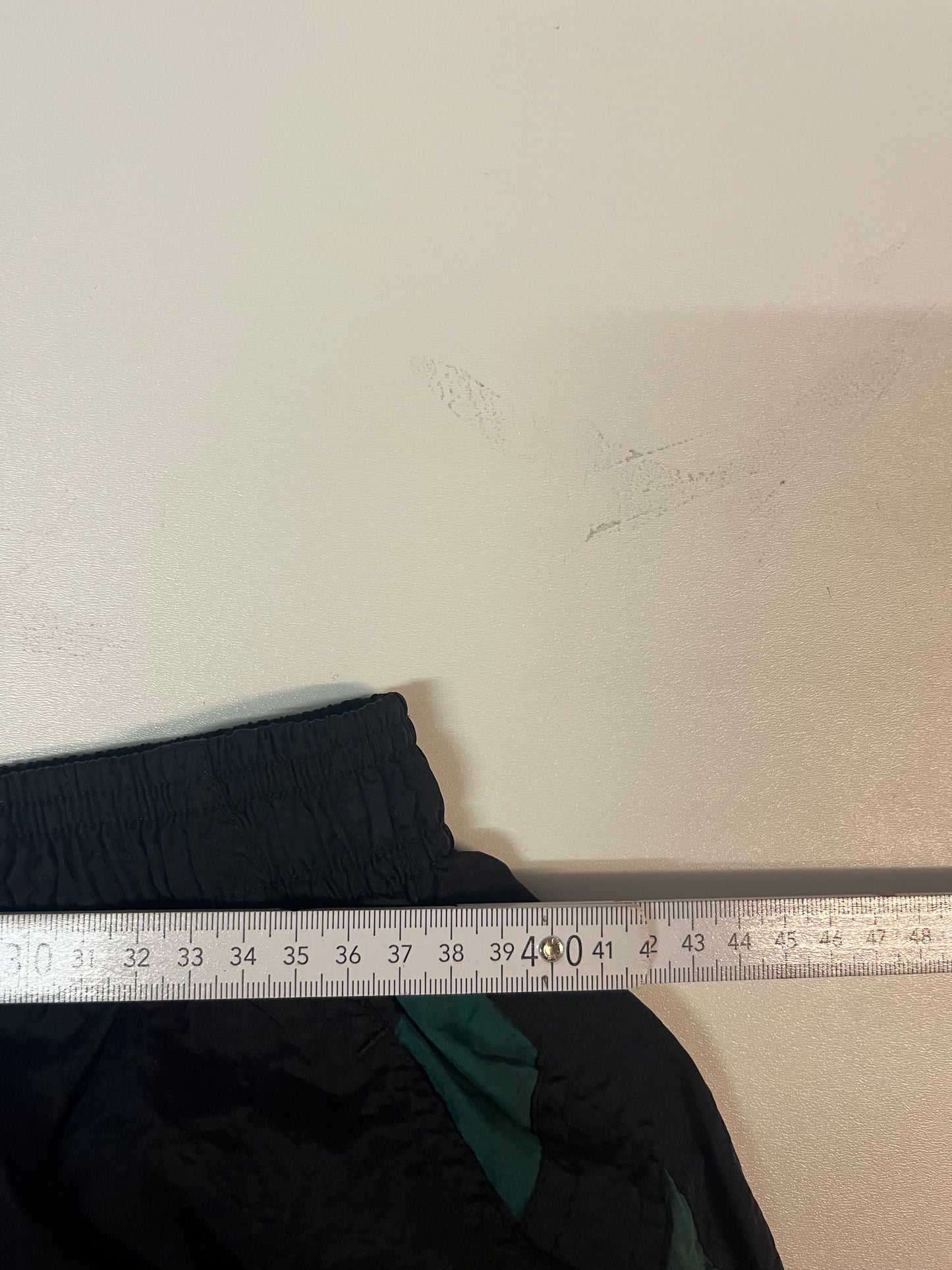 Entdecke unsere Vintage Track Pants von Nike und anderen Marken, erhältlich bei Valuxery.de - Dein Shop für trendige Vintage - Kleidung. Unsere Track Pants sind aus hochwertigen Materialien und