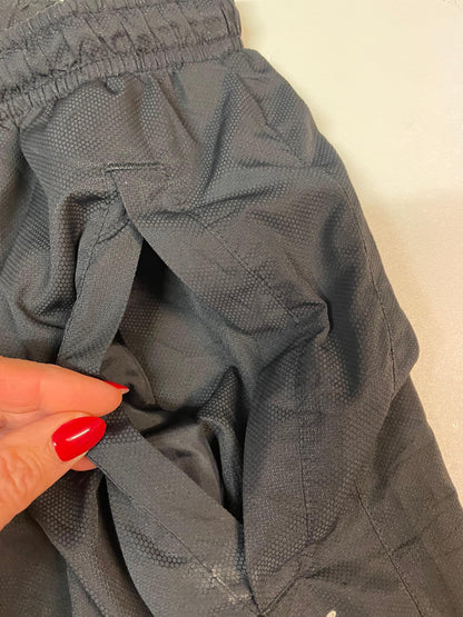 Entdecke unsere Vintage Track Pants von Nike und anderen Marken, erhältlich bei Valuxery.de - Dein Shop für trendige Vintage - Kleidung. Unsere Track Pants sind aus hochwertigen Materialien und