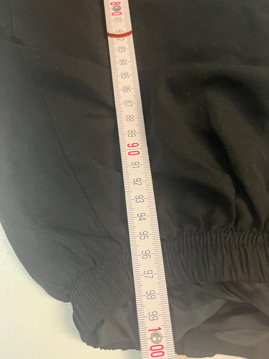 Entdecke unsere Vintage Track Pants von Nike und anderen Marken, erhältlich bei Valuxery.de - Dein Shop für trendige Vintage - Kleidung. Unsere Track Pants sind aus hochwertigen Materialien und