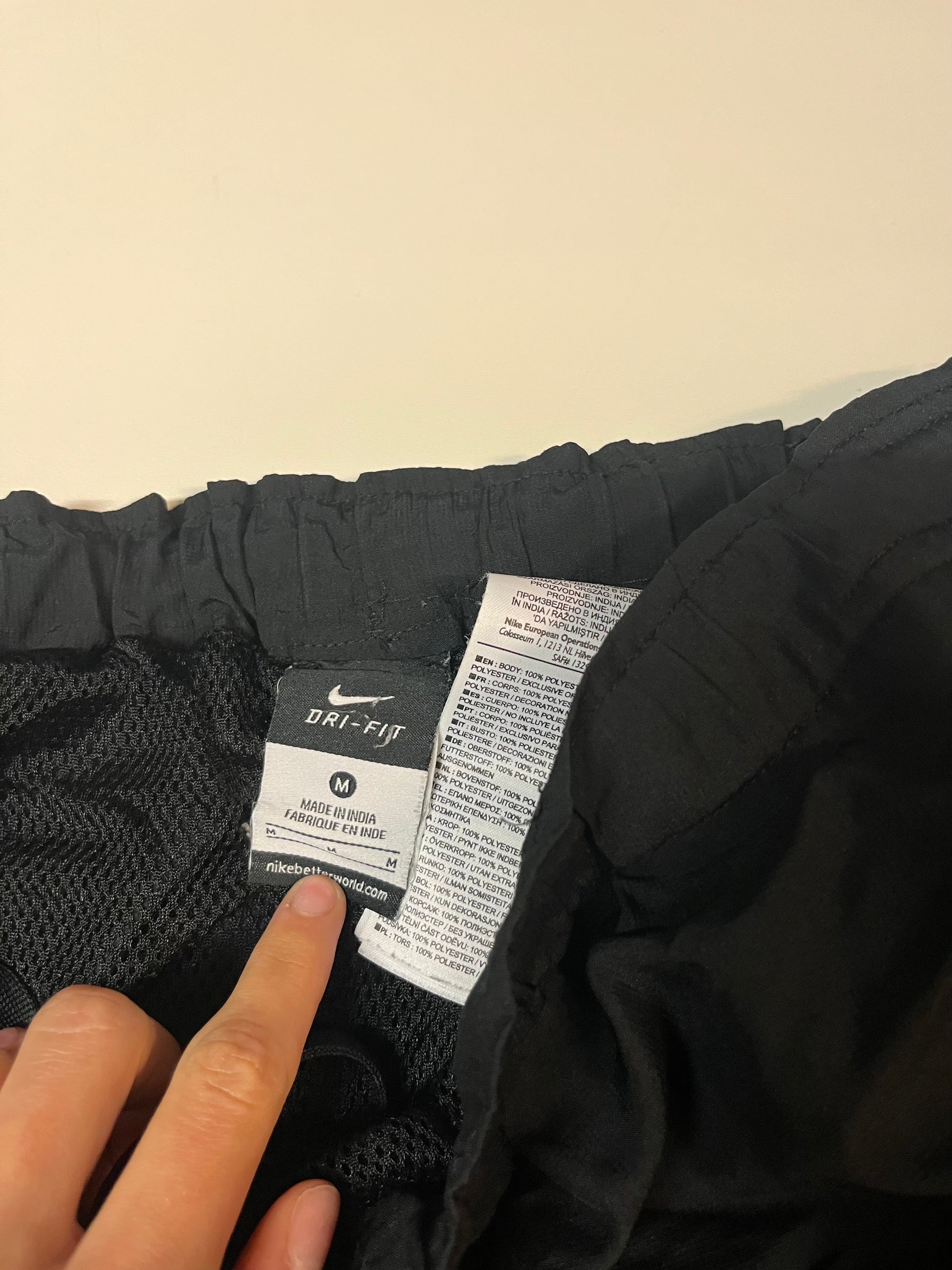 Entdecke unsere Vintage Track Pants von Nike und anderen Marken, erhältlich bei Valuxery.de - Dein Shop für trendige Vintage - Kleidung. Unsere Track Pants sind aus hochwertigen Materialien und