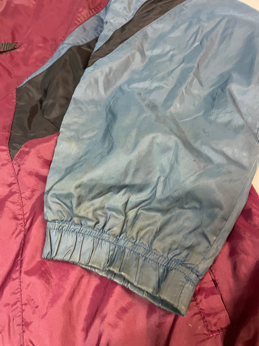 Entdecke unsere Vintage Track Pants von Nike und anderen Marken, erhältlich bei Valuxery.de - Dein Shop für trendige Vintage - Kleidung. Unsere Track Pants sind aus hochwertigen Materialien und