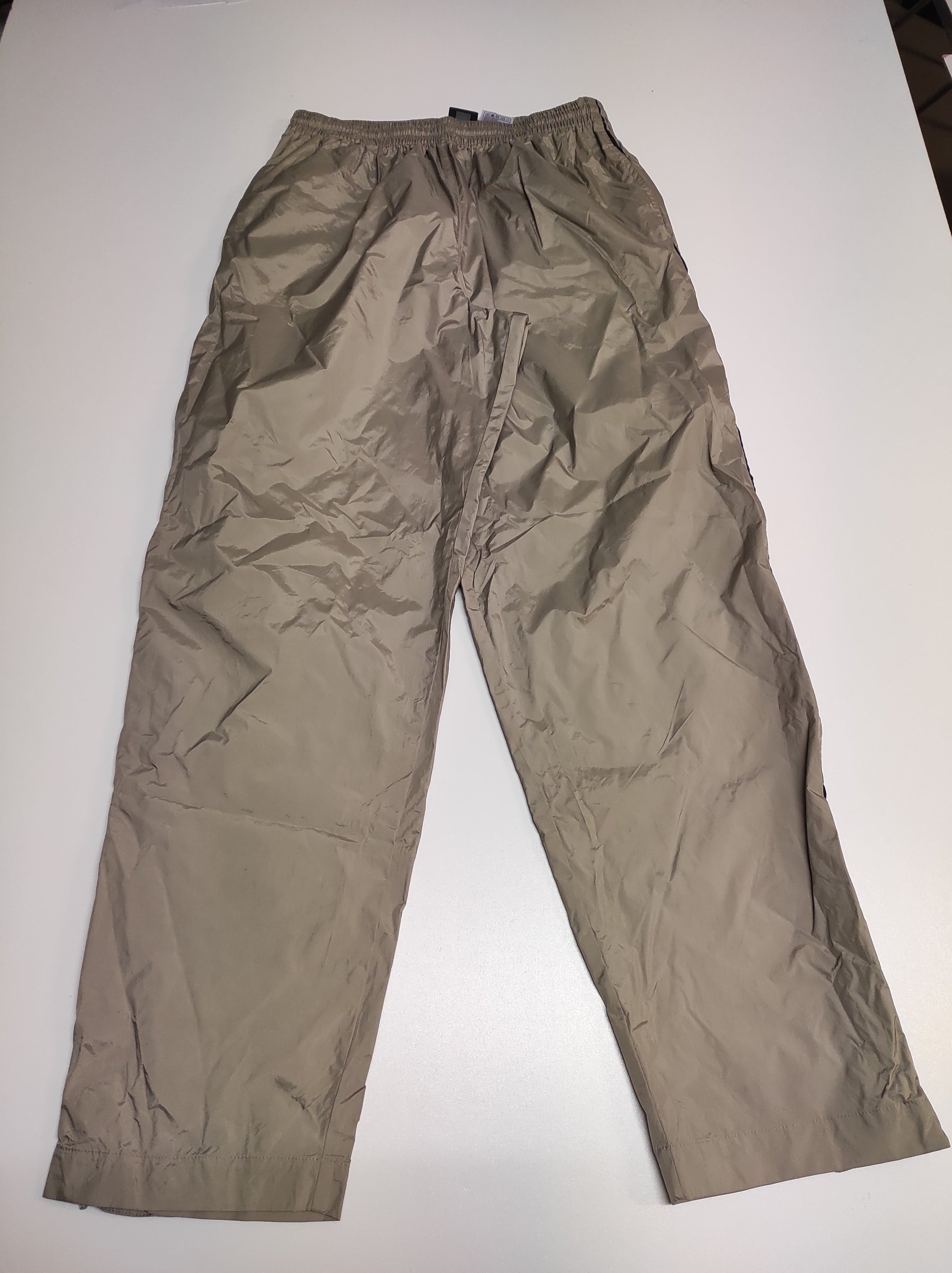 Entdecke unsere Vintage Track Pants von Nike und anderen Marken, erhältlich bei Valuxery.de - Dein Shop für trendige Vintage - Kleidung. Unsere Track Pants sind aus hochwertigen Materialien und