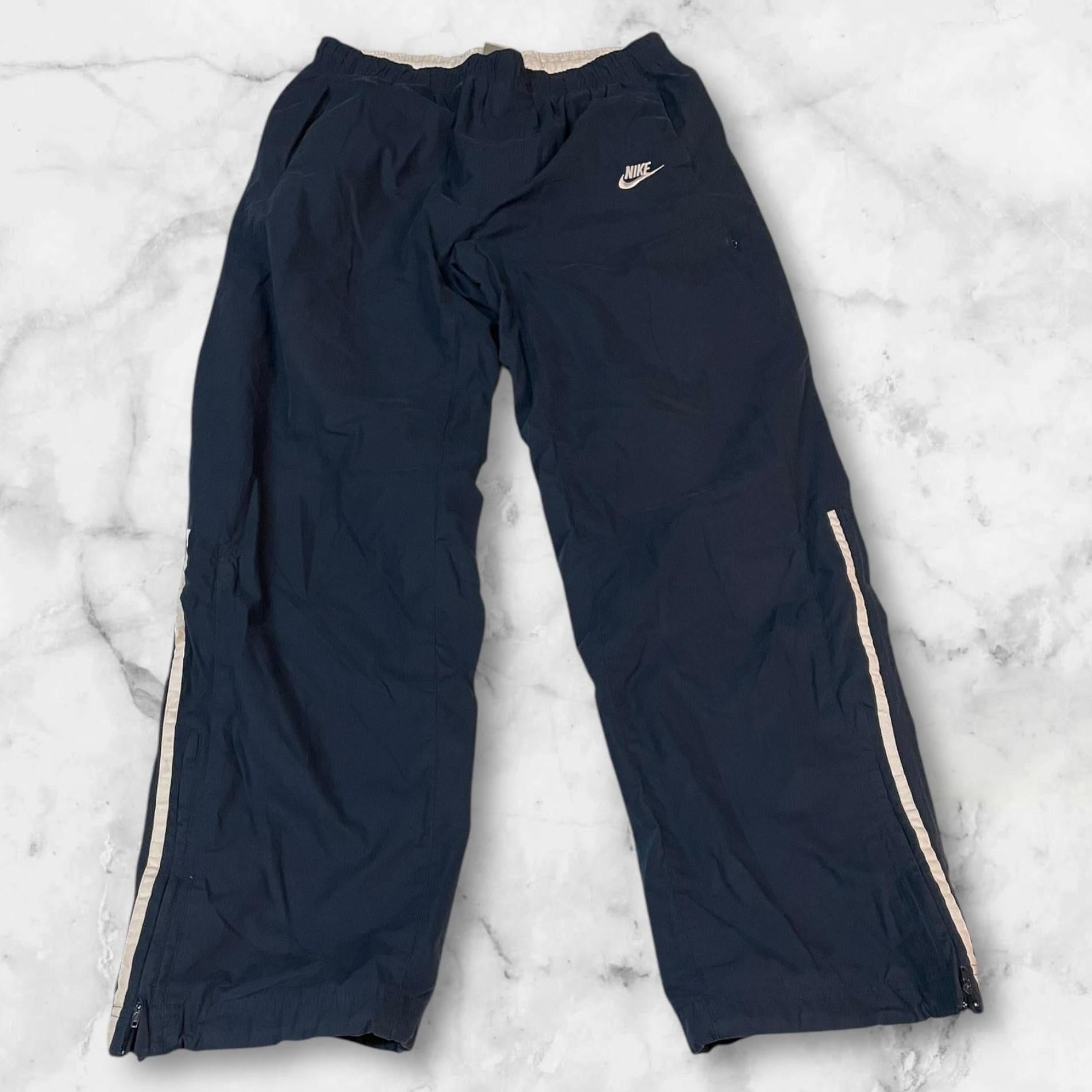 Entdecke unsere Vintage Track Pants von Nike und anderen Marken, erhältlich bei Valuxery.de - Dein Shop für trendige Vintage - Kleidung. Unsere Track Pants sind aus hochwertigen Materialien und