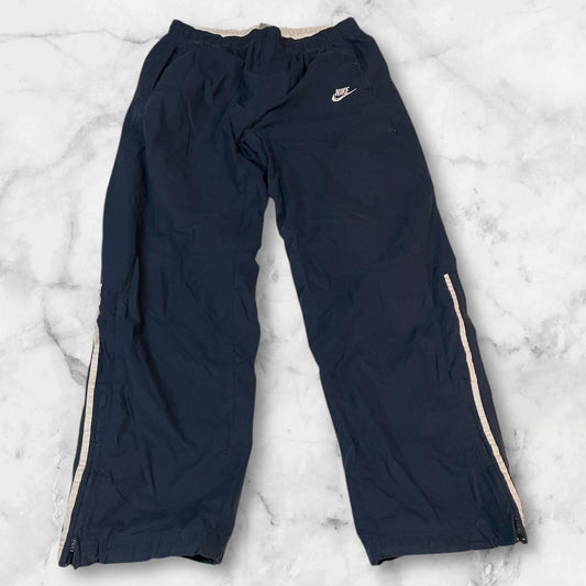Entdecke unsere Vintage Track Pants von Nike und anderen Marken, erhältlich bei Valuxery.de - Dein Shop für trendige Vintage - Kleidung. Unsere Track Pants sind aus hochwertigen Materialien und