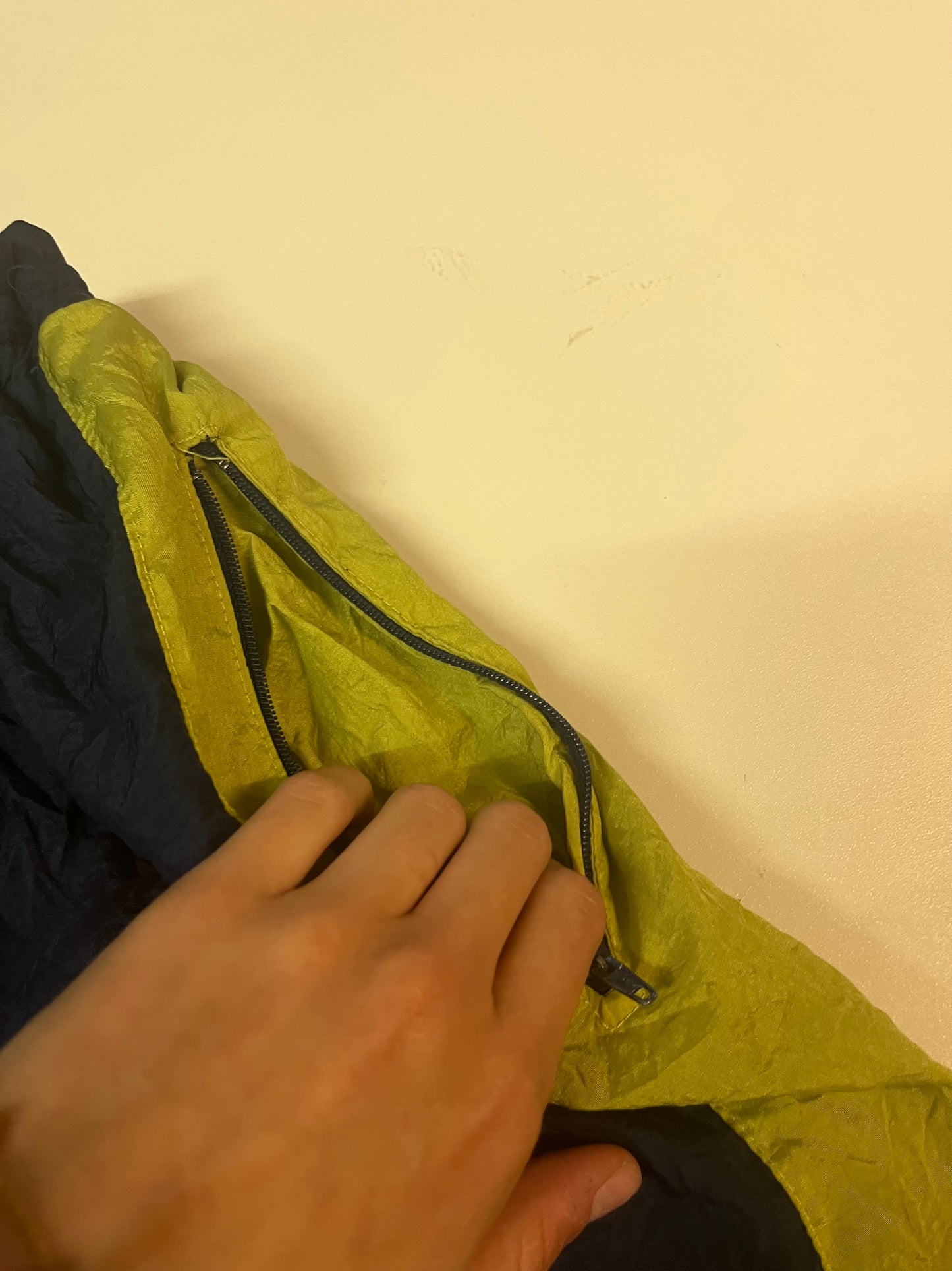 Entdecke unsere Vintage Track Pants von Nike und anderen Marken, erhältlich bei Valuxery.de - Dein Shop für trendige Vintage - Kleidung. Unsere Track Pants sind aus hochwertigen Materialien und