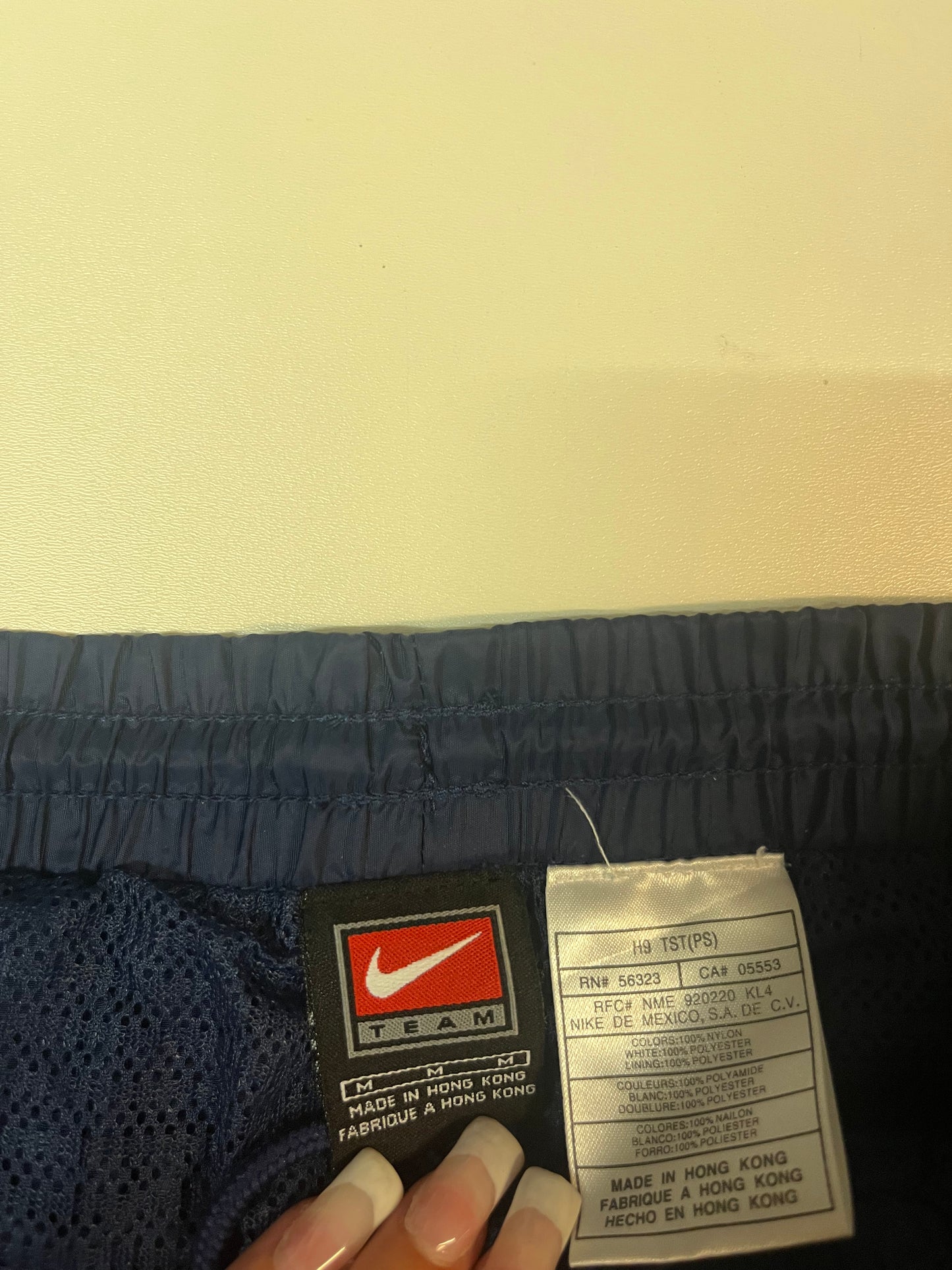 Entdecke unsere Vintage Track Pants von Nike und anderen Marken, erhältlich bei Valuxery.de - Dein Shop für trendige Vintage - Kleidung. Unsere Track Pants sind aus hochwertigen Materialien und