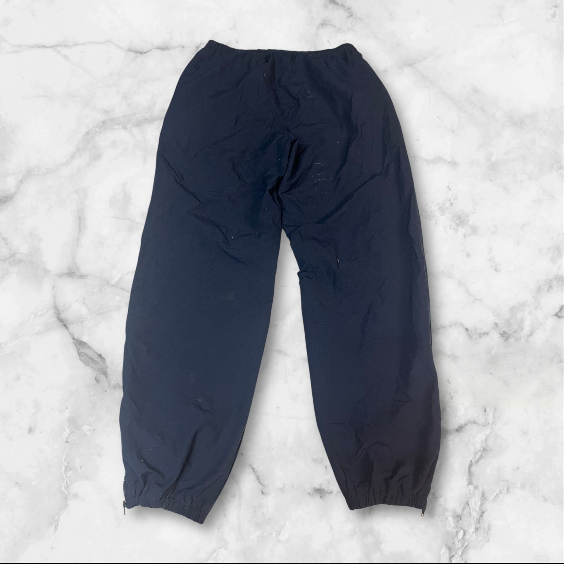 Entdecke unsere Vintage Track Pants von Nike und anderen Marken, erhältlich bei Valuxery.de - Dein Shop für trendige Vintage - Kleidung. Unsere Track Pants sind aus hochwertigen Materialien und