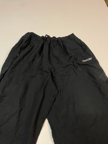 Entdecke unsere Vintage Track Pants von Nike und anderen Marken, erhältlich bei Valuxery.de - Dein Shop für trendige Vintage - Kleidung. Unsere Track Pants sind aus hochwertigen Materialien und