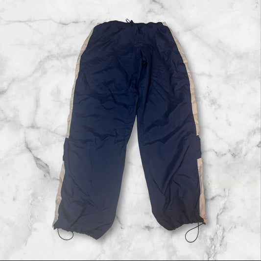 Entdecke unsere Vintage Track Pants von Nike und anderen Marken, erhältlich bei Valuxery.de - Dein Shop für trendige Vintage - Kleidung. Unsere Track Pants sind aus hochwertigen Materialien und