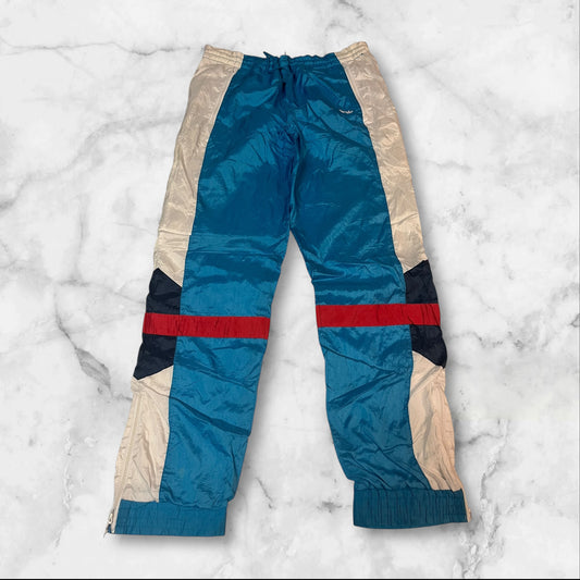 Entdecke unsere Vintage Track Pants von Nike und anderen Marken, erhältlich bei Valuxery.de - Dein Shop für trendige Vintage - Kleidung. Unsere Track Pants sind aus hochwertigen Materialien und