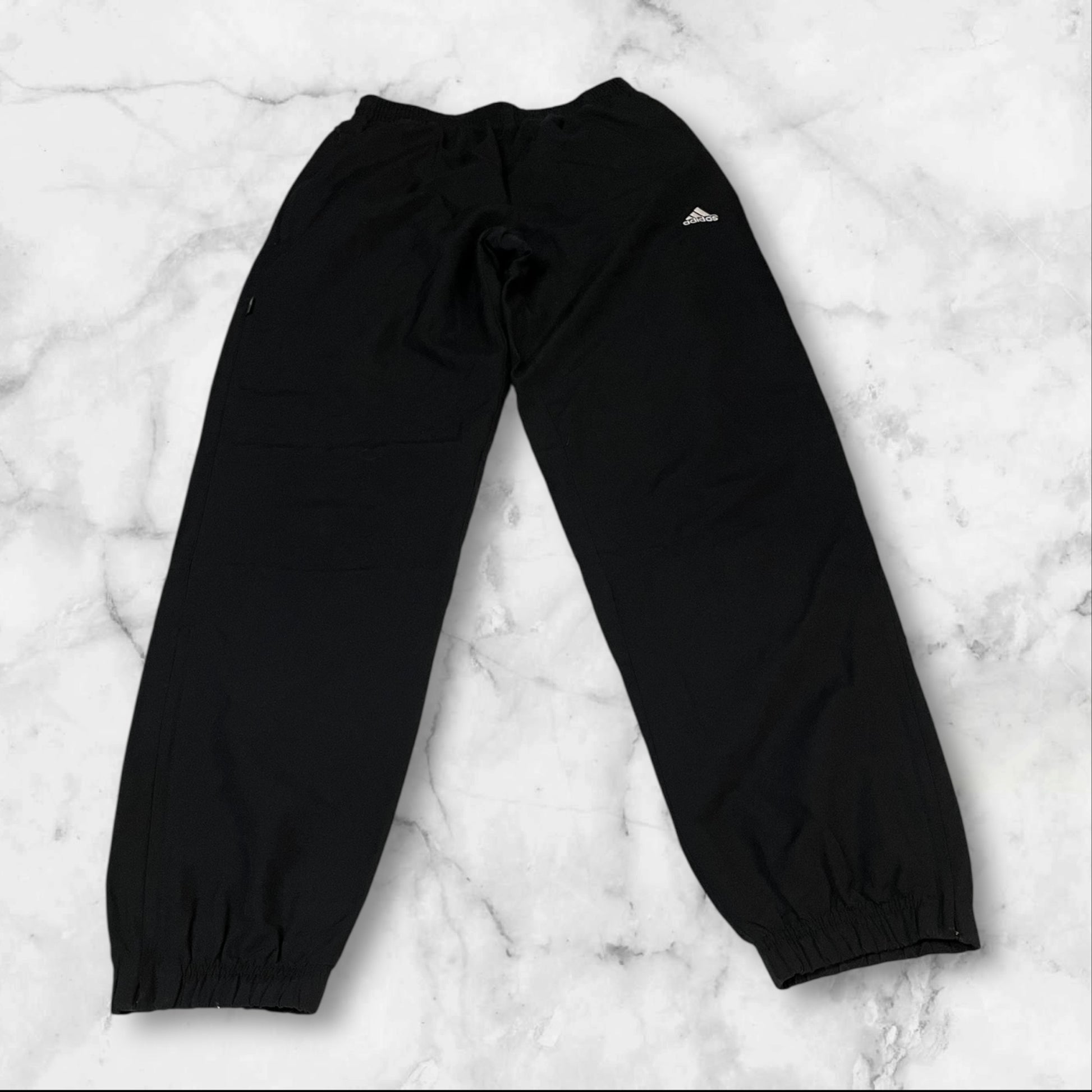 Entdecke unsere Vintage Track Pants von Nike und anderen Marken, erhältlich bei Valuxery.de - Dein Shop für trendige Vintage - Kleidung. Unsere Track Pants sind aus hochwertigen Materialien und