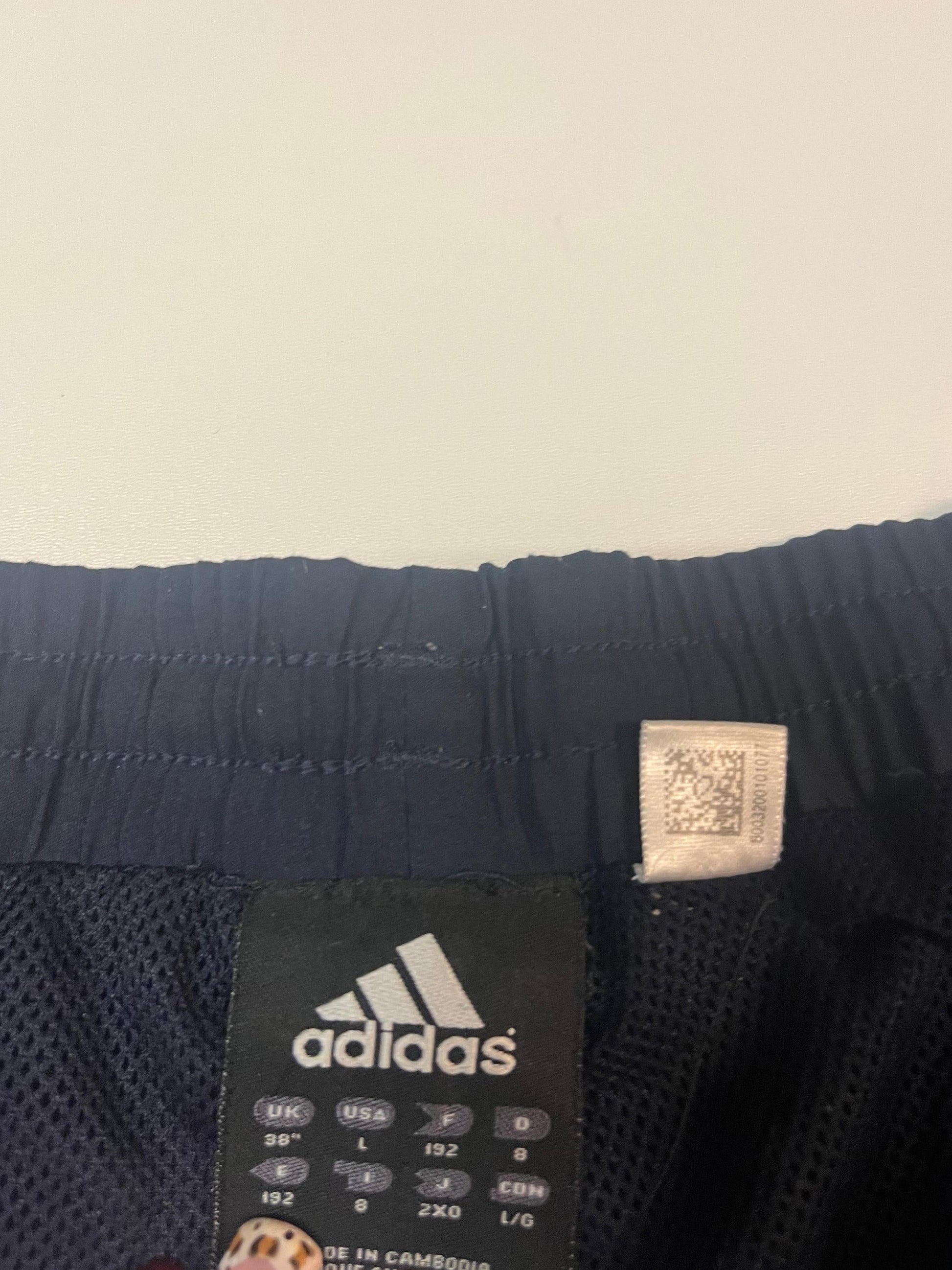 Entdecke unsere Vintage Track Pants von Nike und anderen Marken, erhältlich bei Valuxery.de - Dein Shop für trendige Vintage - Kleidung. Unsere Track Pants sind aus hochwertigen Materialien und