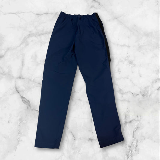 Entdecke unsere Vintage Track Pants von Nike und anderen Marken, erhältlich bei Valuxery.de - Dein Shop für trendige Vintage - Kleidung. Unsere Track Pants sind aus hochwertigen Materialien und