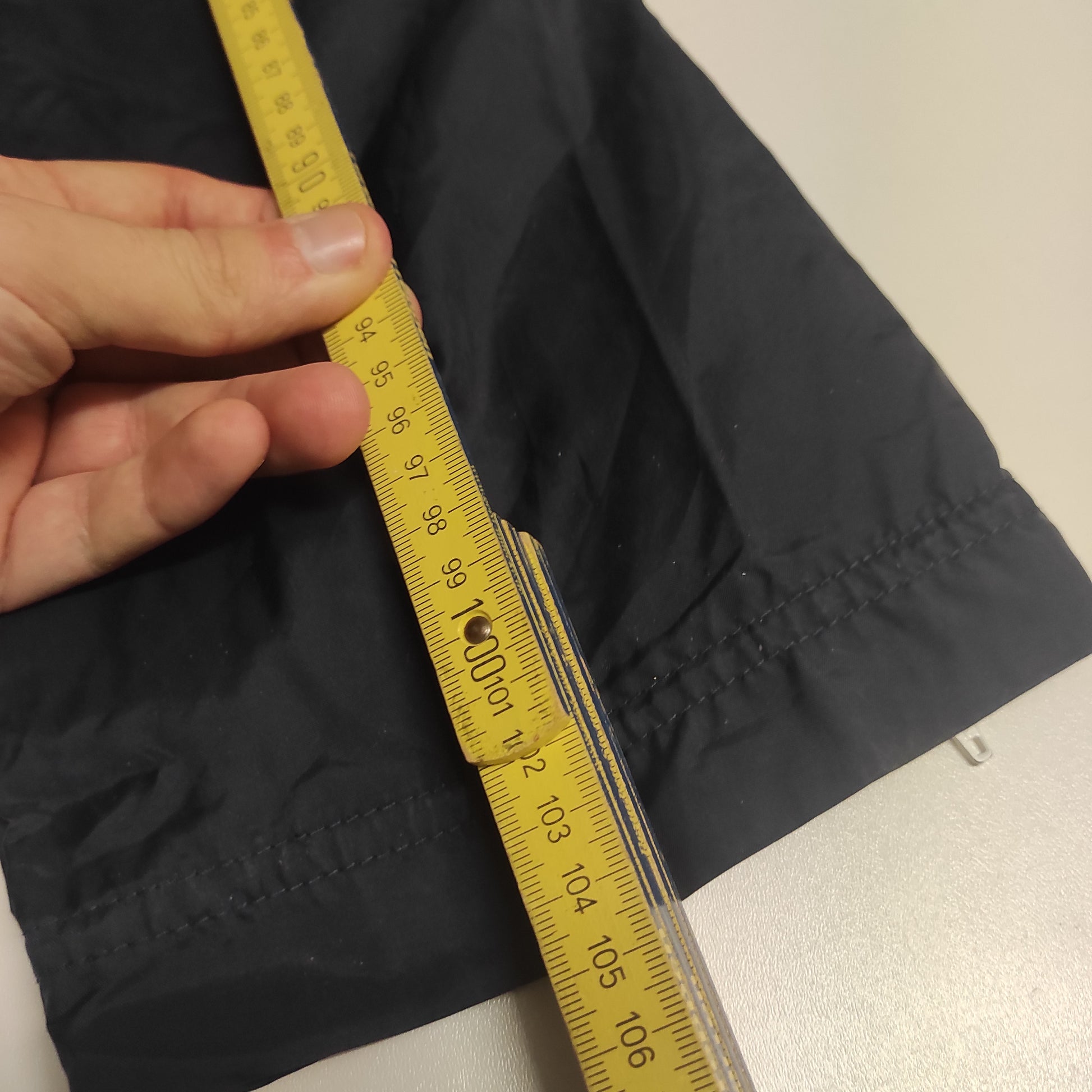 Entdecke unsere Vintage Track Pants von Nike und anderen Marken, erhältlich bei Valuxery.de - Dein Shop für trendige Vintage - Kleidung. Unsere Track Pants sind aus hochwertigen Materialien und