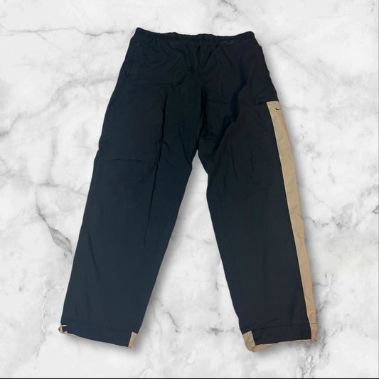 Entdecke unsere Vintage Track Pants von Nike und anderen Marken, erhältlich bei Valuxery.de - Dein Shop für trendige Vintage - Kleidung. Unsere Track Pants sind aus hochwertigen Materialien und