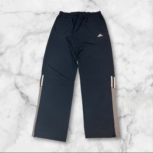 Entdecke unsere Vintage Track Pants von Nike und anderen Marken, erhältlich bei Valuxery.de - Dein Shop für trendige Vintage - Kleidung. Unsere Track Pants sind aus hochwertigen Materialien und