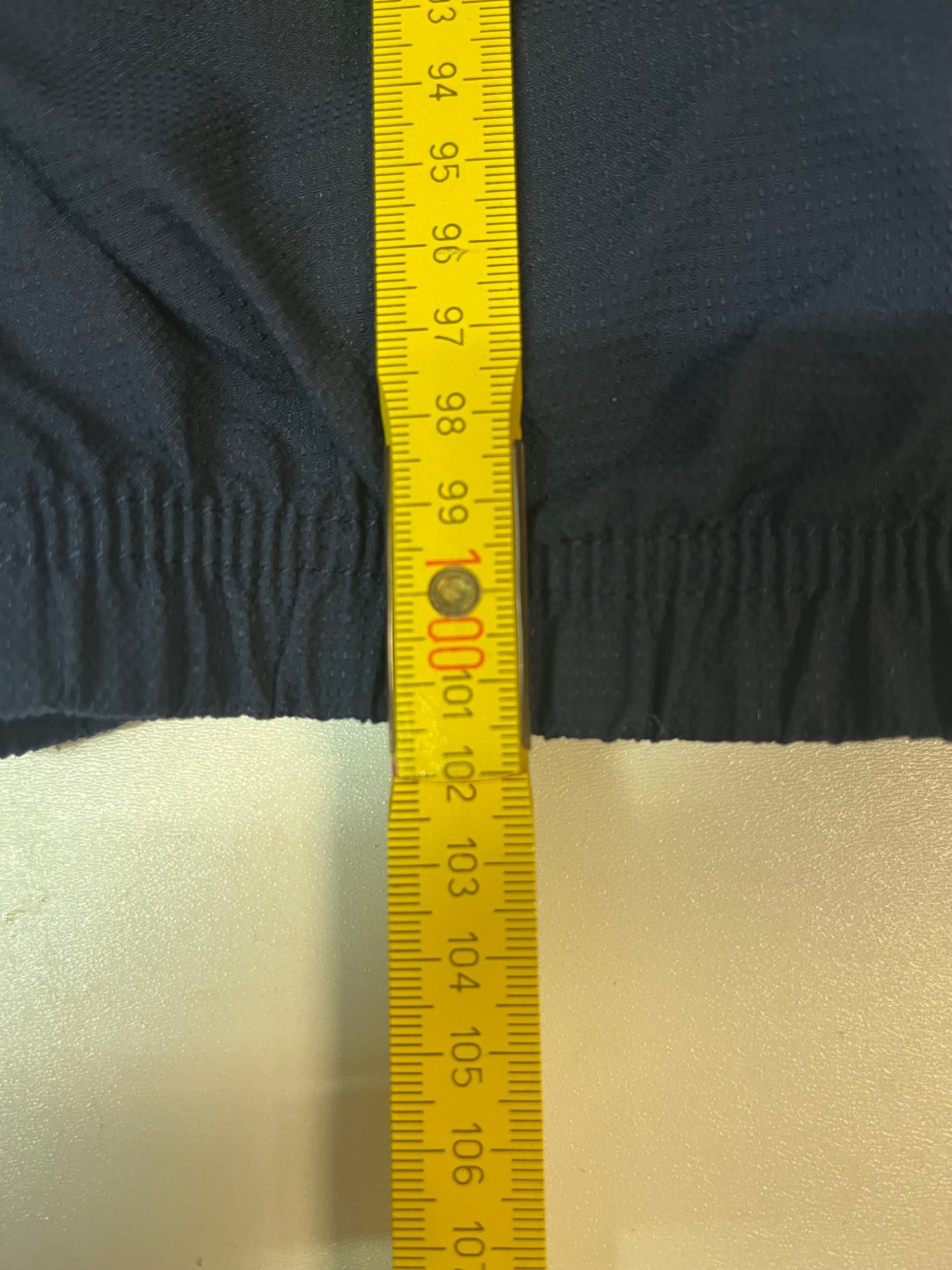 Entdecke unsere Vintage Track Pants von Nike und anderen Marken, erhältlich bei Valuxery.de - Dein Shop für trendige Vintage - Kleidung. Unsere Track Pants sind aus hochwertigen Materialien und