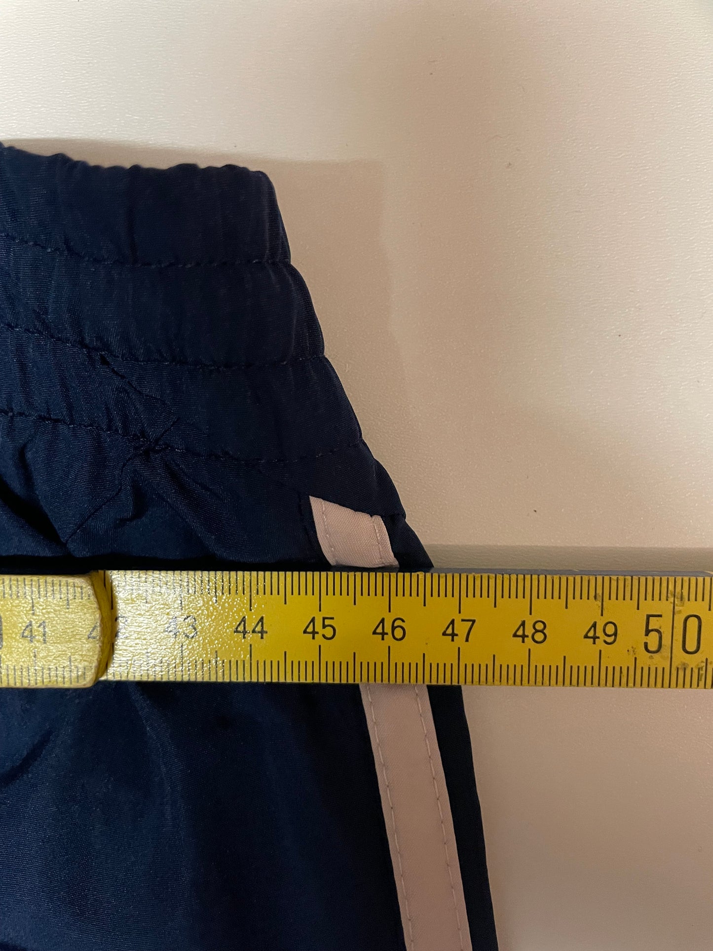 Entdecke unsere Vintage Track Pants von Nike und anderen Marken, erhältlich bei Valuxery.de - Dein Shop für trendige Vintage - Kleidung. Unsere Track Pants sind aus hochwertigen Materialien und