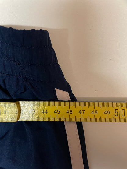 Entdecke unsere Vintage Track Pants von Nike und anderen Marken, erhältlich bei Valuxery.de - Dein Shop für trendige Vintage - Kleidung. Unsere Track Pants sind aus hochwertigen Materialien und