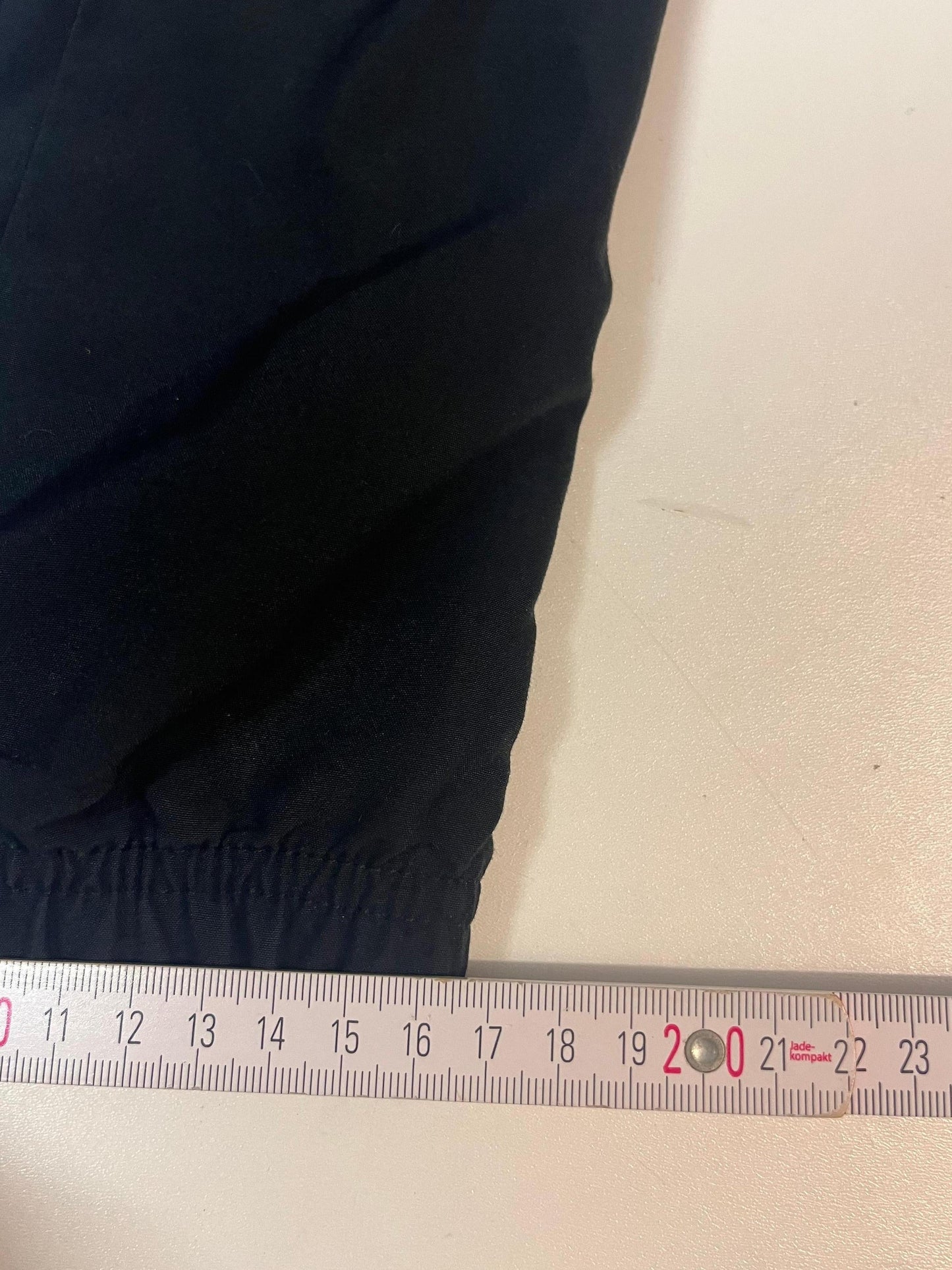 Entdecke unsere Vintage Track Pants von Nike und anderen Marken, erhältlich bei Valuxery.de - Dein Shop für trendige Vintage - Kleidung. Unsere Track Pants sind aus hochwertigen Materialien und