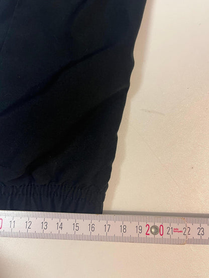 Entdecke unsere Vintage Track Pants von Nike und anderen Marken, erhältlich bei Valuxery.de - Dein Shop für trendige Vintage - Kleidung. Unsere Track Pants sind aus hochwertigen Materialien und