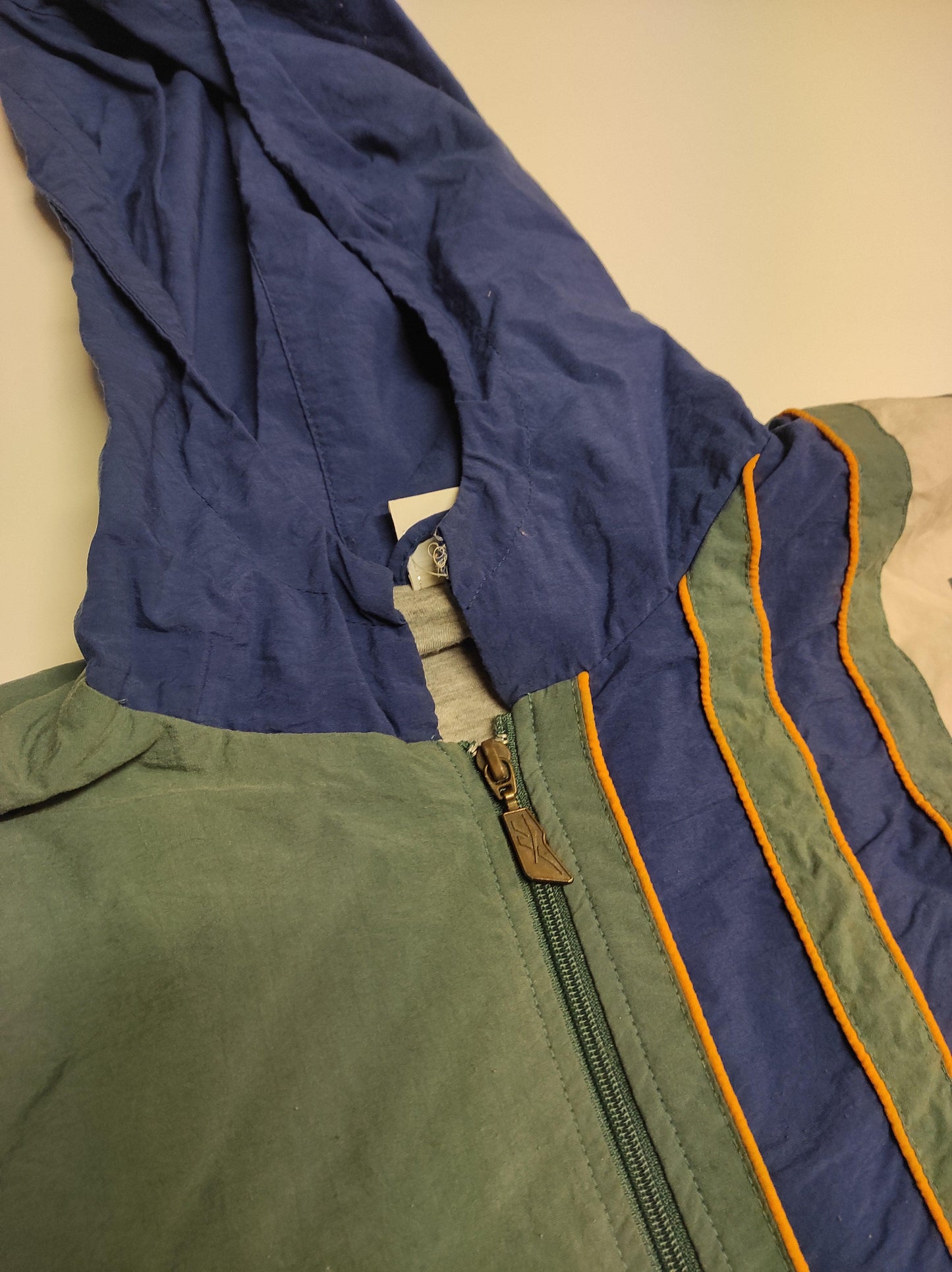 Entdecke unsere Vintage Track Pants von Nike und anderen Marken, erhältlich bei Valuxery.de - Dein Shop für trendige Vintage - Kleidung. Unsere Track Pants sind aus hochwertigen Materialien und